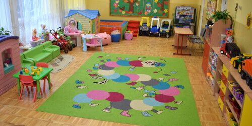 wyposażenie sali przedszkolnej, dywan, meble, zabawki
