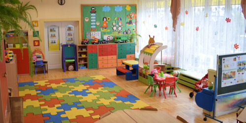 wyposażenie sali przedszkolnej- meble, dywan, zabawki, tablica dekoracyjna