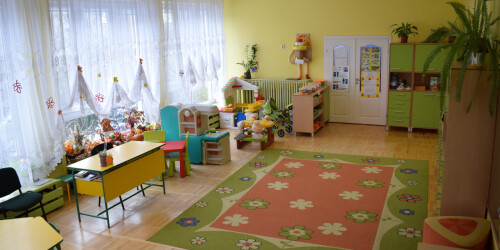 wyposażenie sali przedszkolnej- biurko, dywan, kącik kuchenny, szafki