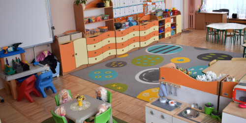wyposażenie sali przedszkolnej- kącik kuchenny, szafki, stoliki, biurko, tablica