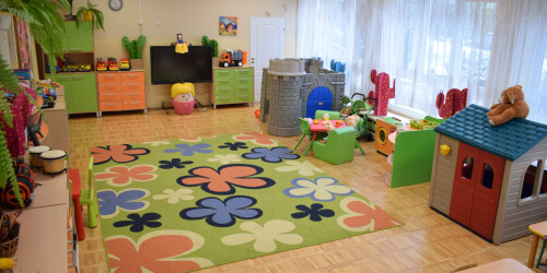 wyposażenie sali przedszkolnej- dywan, meble, tablica interaktywna, domek, zamek, szafki