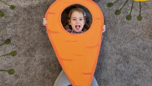dziewczynka pozuje- fotobudka marchewka